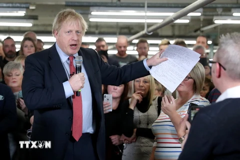 Thủ tướng Anh Boris Johnson phát biểu trong chiến dịch vận động tranh cử của Đảng Bảo thủ tại Matlock, miền Trung Anh ngày 5/12. (Ảnh: AFP/TTXVN)