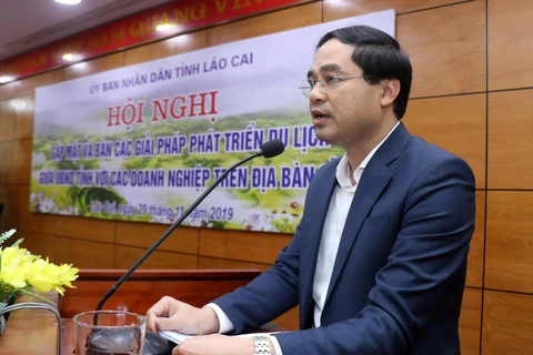 Phó Chủ tịch Ủy ban Nhân dân tỉnh Lào Cai Trịnh Xuân Trường phát biểu khai mạc hội nghị. (Ảnh: Quốc Khánh/TTXVN)