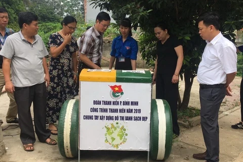Đoàn thanh niên phường Bình Minh kết hợp với Đoàn thanh niên Phân hiệu Đại học Thái Nguyên tại Lào Cai đã cho ra mắt sản phẩm thùng rác thông minh với nhiều tiện ích vượt trội. (Ảnh: Hương Thu/TTXVN)
