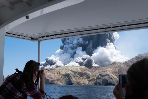 Tro bụi phun lên từ miệng núi lửa White Island tại New Zealand ngày 9/12. (Ảnh: THX/TTXVN)