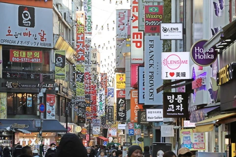 Người dân mua sắm hàng hóa tại khu vực Myeongdong ở thủ đô Seoul của Hàn Quốc. (Ảnh: Yonhap/TTXVN)