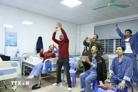Hình ảnh bệnh nhân khoa Ung bướu viện Thanh Nhàn cổ vũ U22 Việt Nam