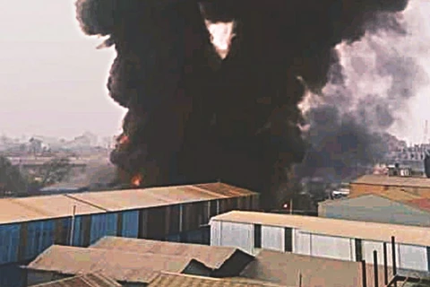 Khói bốc lên từ có sở sản xuất nhựa bị cháy ở Bangladesh. (Nguồn: thedailystar)