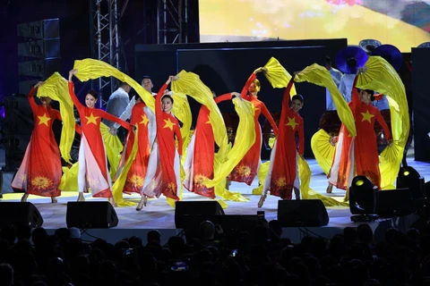 Đoàn Việt Nam biểu diễn tại lễ bế mạc SEA Games 30 ở thành phố New Clark của Philippines, ngày 11/12. (Ảnh: AFP/TTXVN)