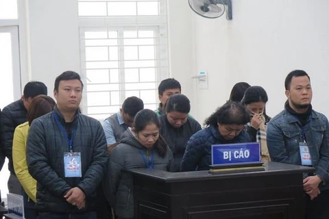 Trao Bằng khen của UBND tỉnh Hà Nam tặng 5 nữ cầu thủ. (Ảnh: Nguyễn Chinh/TTXVN)