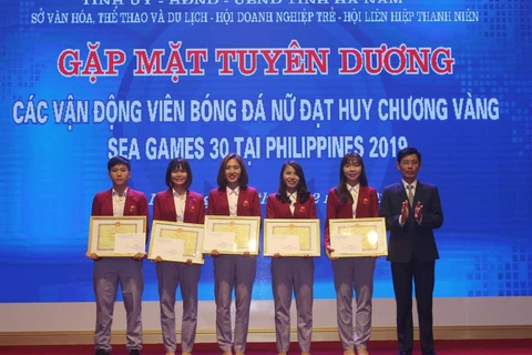 Trao Bằng khen của UBND tỉnh Hà Nam tặng 5 nữ cầu thủ. (Ảnh: Nguyễn Chinh/TTXVN)