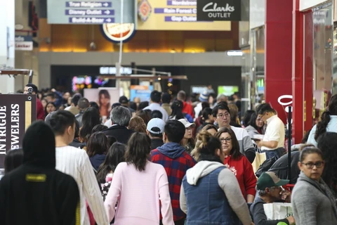 Người dân mua sắm trong dịp Lễ Tạ ơn ở Ontario, California của Mỹ, ngày 29/11 vừa qua. (Ảnh: THX/TTXVN)