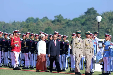Thủ tướng Nguyễn Xuân Phúc và Tổng thống Win Myin duyệt đội danh dự. (Ảnh: Thống Nhất/TTXVN)
