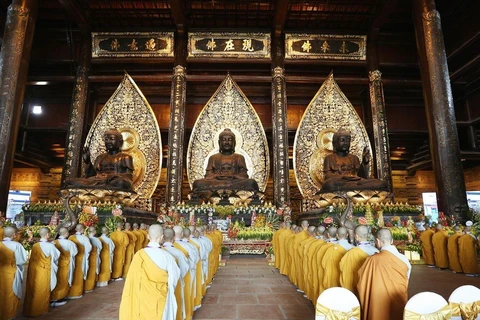 Quang cảnh nghi thức lễ Tắm Phật tại điện Tam Thế, chùa Tam Chúc. (Ảnh: Dương Giang/TTXVN)