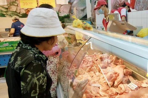 Người tiêu dùng chọn mua thịt sạch tại siêu thị BigC. (Ảnh: Đỗ Phương Anh/TTXVN)