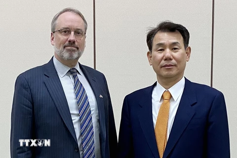 Trưởng đoàn đàm phán Hàn Quốc Jeong Eun-bo (phải) và người đồng cấp Mỹ James DeHart tại vòng đàm phán chia sẻ chi phí quân sự ở Seoul ngày 17/12. (Ảnh: Yonhap/ TTXVN)