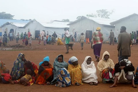 Những người chạy trốn khỏi Cộng hòa Dân chủ Congo ngồi xếp hàng tại trại định cư tị nạn cao cấp của Liên hiệp quốc (UNHCR) Kyangwali, ngày 19/3/2018. (Nguồn: Reuters)