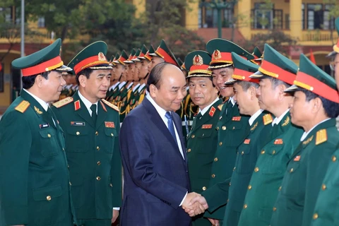 Thủ tướng Nguyễn Xuân Phúc với các cán bộ, sỹ quan chỉ huy Bộ Tư lệnh Binh chủng Tăng Thiết giáp. (Ảnh: Thống Nhất/TTXVN)