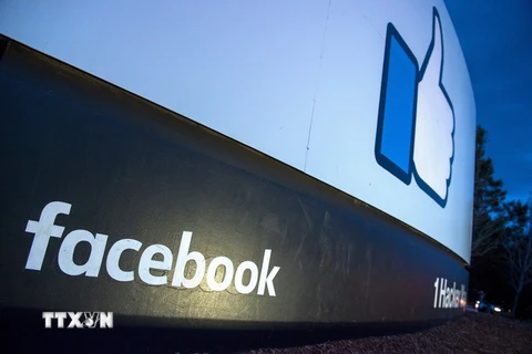 Biểu tượng Facebook tại bang California của Mỹ. (Ảnh: AFP/TTXVN)