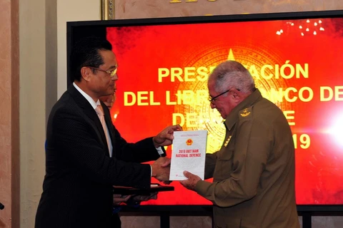 Đại sứ Việt Nam tại Cuba Nguyễn Trung Thành trao tặng Sách trắng Quốc phòng Việt Nam 2019 cho Thượng tướng Alvaro Lopez Miera, Ủy viên Bộ Chính trị, Tổng tham mưu trưởng và Thứ trưởng thứ nhất Bộ Các lực lượng vũ trang cách mạng Cuba. (Ảnh: Vũ Lê Hà/TTXVN