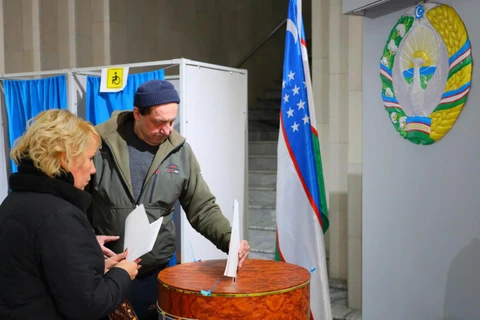 Cử tri bỏ phiếu trong cuộc bầu cử Quốc hội tại điểm bầu cử ở Tashkent, Uzbekistan, ngày 22/12. (Ảnh: AFP/TTXVN)