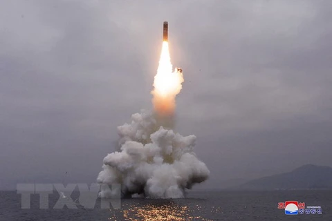 Vụ thử nghiệm tên lửa đạn đạo Pukguksong-3 phóng từ tàu ngầm của Triều Tiên ở ngoài khơi Vịnh Wonsan ngày 2/10/2019. (Ảnh: THX/TTXVN)