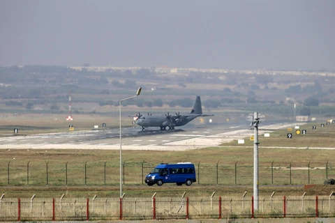 Máy bay quân sự Hercules C-130 tại căn cứ không quân Incirlik, ngoại ô Adana, Thổ Nhĩ Kỳ. (Ảnh: AFP/TTXVN)