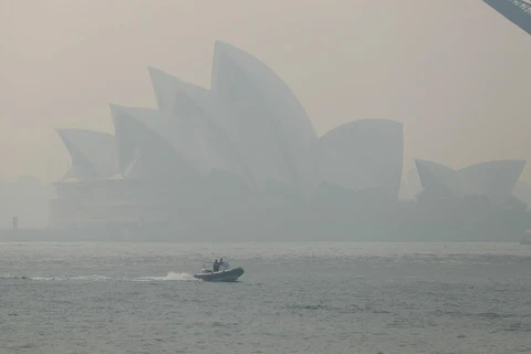 Khói bụi từ các đám cháy rừng bao phủ thành phố Sydney của Australia ngày 21/11 vừa qua. (Ảnh: THX/TXTVN)