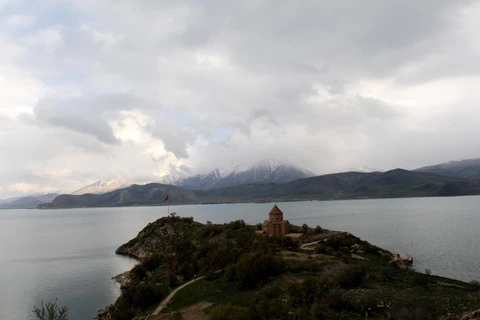 Hồ Van tại thành phố Van, miền đông Thổ Nhĩ Kỳ. (Ảnh: AFP/TTXVN)