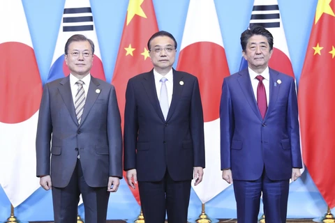 Tổng thống Hàn Quốc Moon Jae-in, Thủ tướng Trung Quốc Lý Khắc Cường và Thủ tướng Nhật Bản Shinzo Abe tại cuộc gặp ở Thành Đô, Trung Quốc ngày 24/12 vừa qua. (Ảnh: THX/TTXVN)