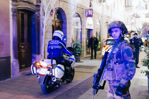 Binh sỹ gác tại hiện trường vụ tấn công gần chợ Giáng sinh ở Strasbourg của Pháp. (Ảnh: AFP/TTXVN)