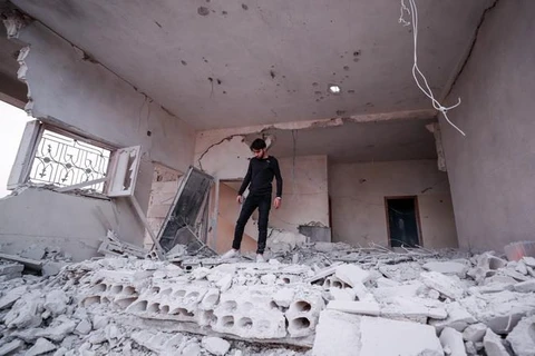 Hiện trường đổ nát sau một vụ không kích tại làng al-Haraki, tỉnh Idlib của Syria. (Ảnh: AFP/TTXVN)