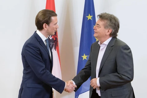 Chủ tịch đảng Nhân dân Áo (OeVP), cựu Thủ tướng Sebastian Kurz (trái) và lãnh đạo đảng Xanh Werner Kogler trong cuộc đàm phán về thành lập Chính phủ liên minh tại Vienna của Áo, ngày 1/1. (Ảnh: AFP/TTXVN)