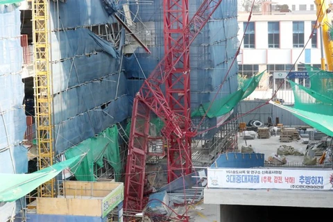 Cần cẩu tháp cao 30m sập tại một công trường xây dựng ở Incheon ngày 3/1. (Nguồn: Yonhap)
