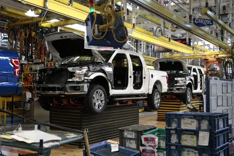 Dây chuyền lắp ráp xe tải của hãng Ford ở Dearborn, bang Michigan. (Ảnh: AFP/TTXVN)