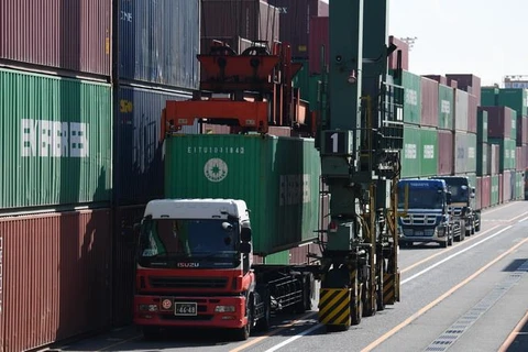 Bốc dỡ hàng hóa tại cảng ở Tokyo của Nhật Bản. (Ảnh: AFP/TTXVN)