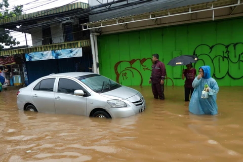 Cảnh ngập lụt sau mưa lớn tại Jakarta của Indonesia. (Ảnh: AFP/TTXVN)