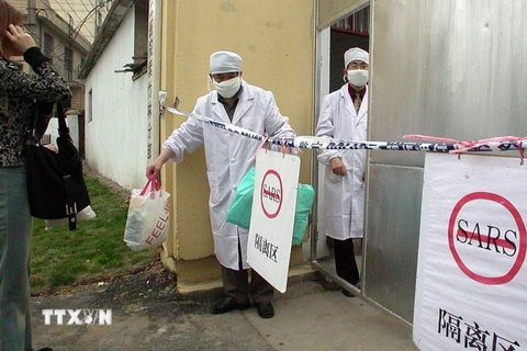 Nhân viên y tế làm việc tại bệnh viện ở Nam Kinh, Trung Quốc, trong bối cảnh bùng phát hội chứng viêm đường hô hấp cấp (SARS), tháng 5/2003. (Ảnh: AFP/TTXVN)