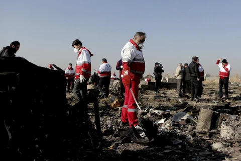 Lực lượng cứu hộ làm nhiệm vụ tại hiện trường vụ rơi máy bay của hãng hàng không Ukraine ở Parand, phía nam Tehran của Iran, ngày 8/1. (Ảnh: THX/TTXVN)