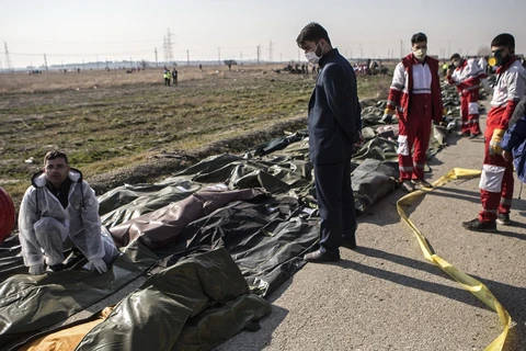 Thi thể nạn nhân thiệt mạng trong vụ rơi máy bay của hãng hàng không Ukraine ở gần thủ đô Tehran của Iran. (Ảnh: THX/TTXVN)