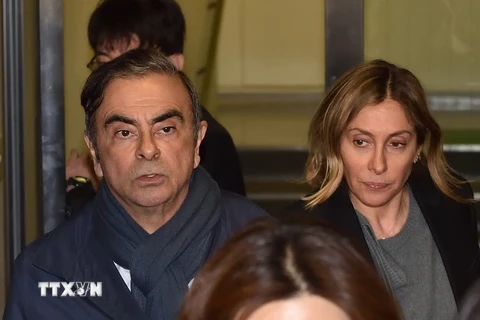 Cựu Chủ tịch hãng ôtô Nissan Carlos Ghosn (phải) và vợ Carole Ghosn rời văn phòng luật sư tại Tokyo, Nhật Bản. (Ảnh: AFP/TTXVN)