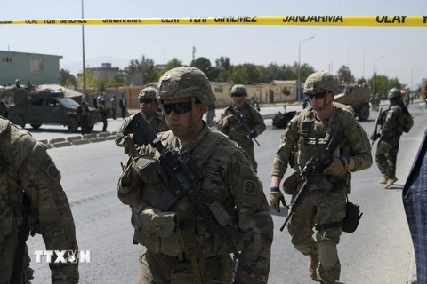 Binh sỹ Mỹ được triển khai tới hiện trường một vụ đánh bom xe tại Kabul, Afghanistan. (Ảnh: AFP/TTXVN)