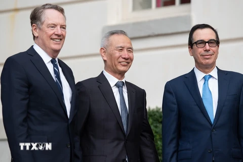 Bộ trưởng Tài chính Mỹ Steven Mnuchin (phải), Đại diện Thương mại Mỹ Robert Lighthizer (trái) và Phó Thủ tướng Trung Quốc Lưu Hạc tại vòng đàm phán thương mại tại Washington DC., ngày 10/10/2019. (Ảnh: AFP/TTXVN)