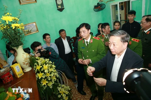 Đại tướng Tô Lâm đến chia buồn với gia đình chiến sĩ công an hy sinh