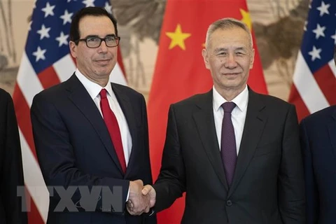 Phó Thủ tướng Trung Quốc Lưu Hạc và Bộ trưởng Tài chính Mỹ Steven Mnuchin tại vòng đàm phán thương mại mới ở Bắc Kinh (Trung Quốc) ngày 29/3/2019. (Ảnh: AFP/TTXVN)