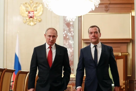 Tổng thống Nga Vladimir Putin (trái) và Thủ tướng Dmitry Medvedev trong cuộc gặp tại Moskva ngày 15/1. (Ảnh: AFP/TTXVN)