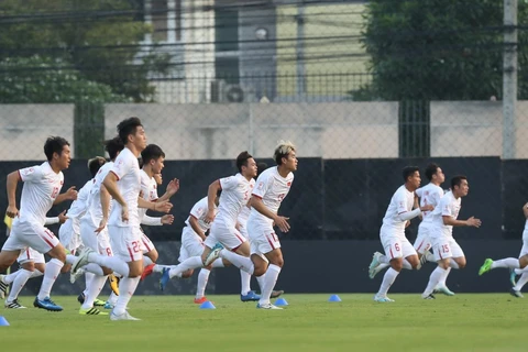 Các cầu thủ U23 Việt Nam khởi động trước buổi tập. (Ảnh: Hoàng Linh/TTXVN)