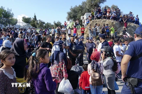 Người tị nạn trên đảo Lesbos của Hy Lạp. (Ảnh: AFP/TTXVN)