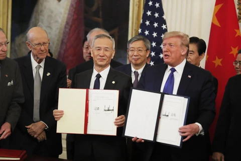 Tổng thống Mỹ Donald Trump (phải, phía trước) và Phó Thủ tướng Trung Quốc Lưu Hạc (trái, phía trước) tại lễ ký thỏa thuận thương mại giai đoạn 1 ở Washington DC., ngày 15/1. (Ảnh: THX/TTXVN)