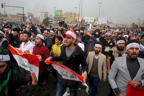 Người biểu tình tập trung tại quảng trường Tayaran ở thủ đô Baghdad, Iraq ngày 19/1. (Ảnh: AFP/TTXVN)