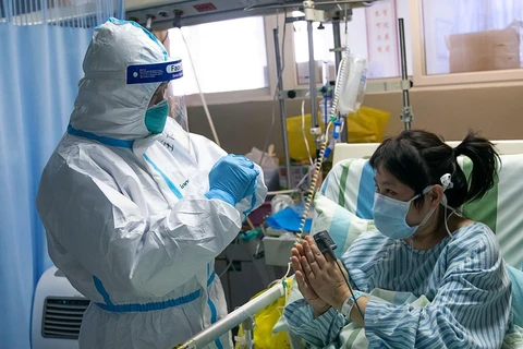 Nhân viên y tế điều trị cho bệnh nhân nhiễm virus corona tại bệnh viện thành phố Vũ Hán, tỉnh Hồ Bắc, Trung Quốc ngày 24/1 vừa qua. (Ảnh: THX/TTXVN)