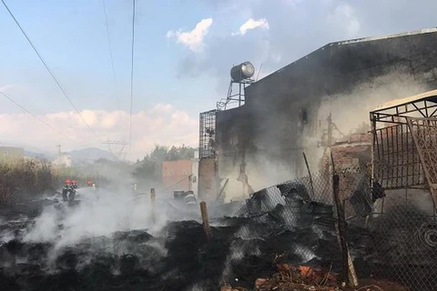 Lâm Đồng: Cháy kho chứa lốp xe cũ tại thị trấn Liên Nghĩa