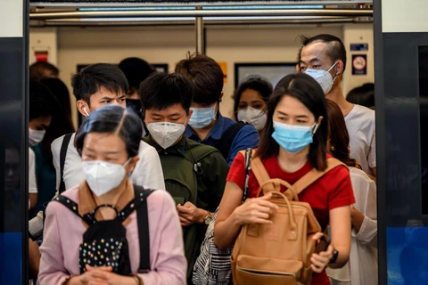 Người dân đeo khẩu trang phòng tránh lây nhiễm virus corona tại Bangkok, Thai Lan, ngày 27/1 vừa qua. (Ảnh: AFP/TTXVN)