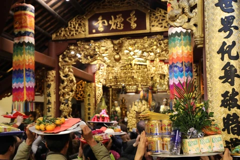 Du khách dâng lễ, cầu an, khấn Phật trong ngày khai hội Chùa Hương. (Ảnh: Thanh Tùng/TTXVN)