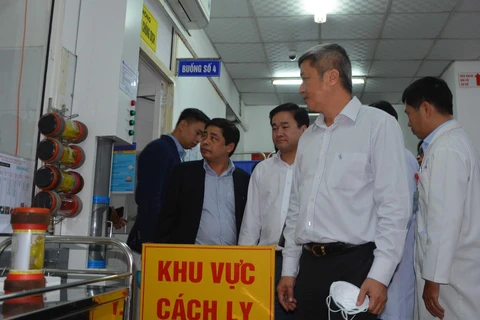 Thứ trưởng Bộ Y tế Nguyễn Trường Sơn kiểm tra khu vực cách ly đặc biệt đối với các bệnh nhân nghi nhiễm bệnh nCov. (Ảnh: Văn Dũng/TTXVN)